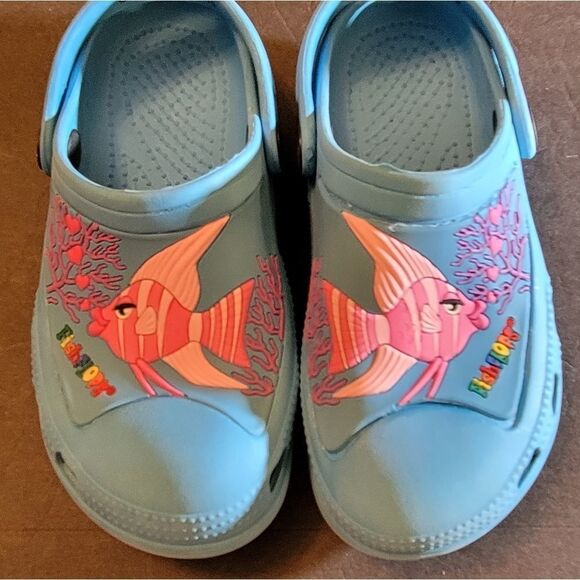 KIDS BLUE CROCS WITH PINK 🐟 🐠 - Picture 5 of 16